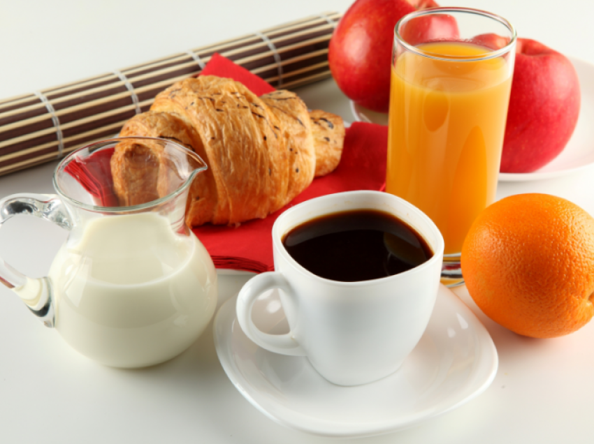 Kafe apo lëng portokalli për mëngjes?