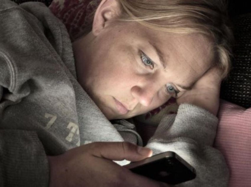 Nomophobia: Frika për të qëndruar larg telefonit! Shenjat që tregojnë rrezik