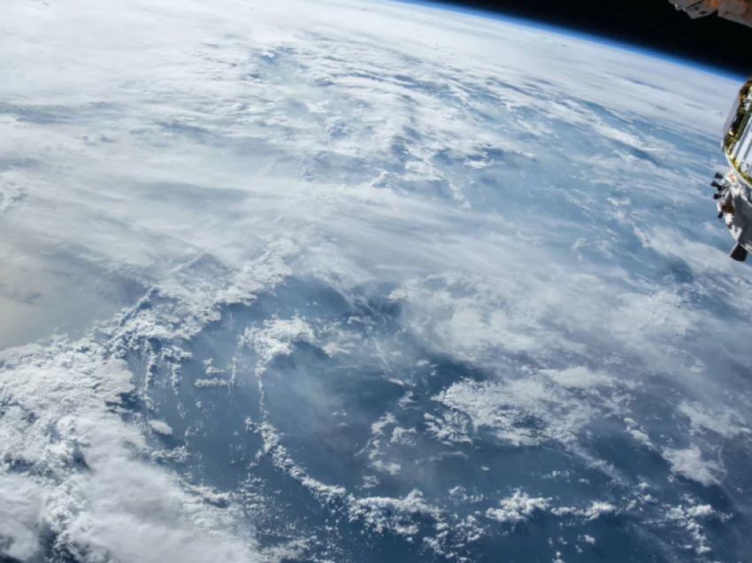 Shkenca ngre shqetësimin: Mbeturinat hapësinore kërcënim serioz për orbitën e Tokës