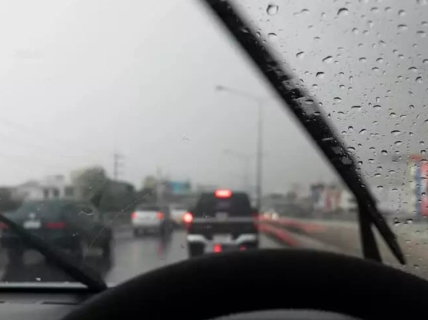 Mos i harroni kurrë, 2 veprimet kryesore para se të ngisni makinën në ditë me shi