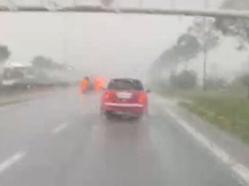 Reshjet e shiut/ Përmbyten disa segmente të rrugës dytësore Tiranë-Durrës