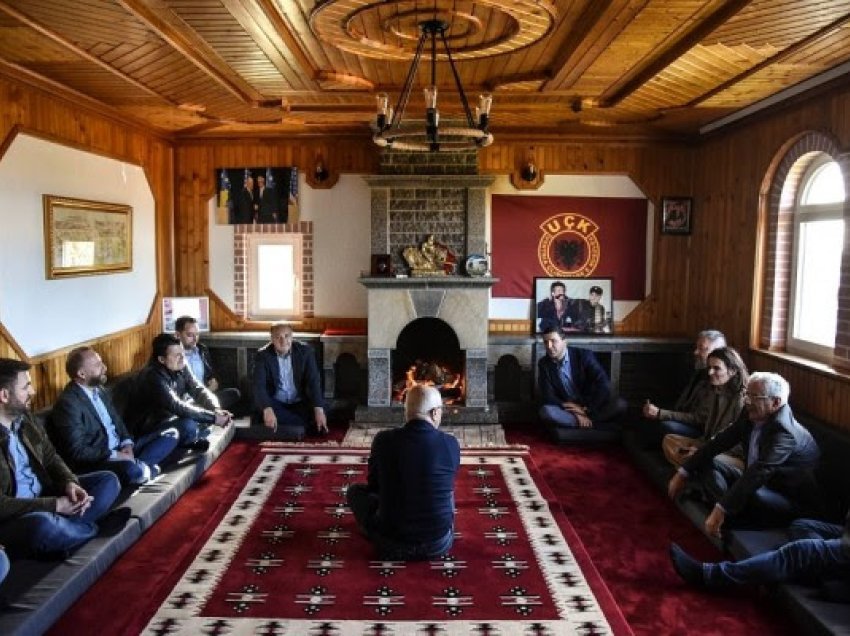 ​Memli Krasniqi viziton familjarët e ish-krerëve të UÇK-së: Heronjtë janë më shumë se individë