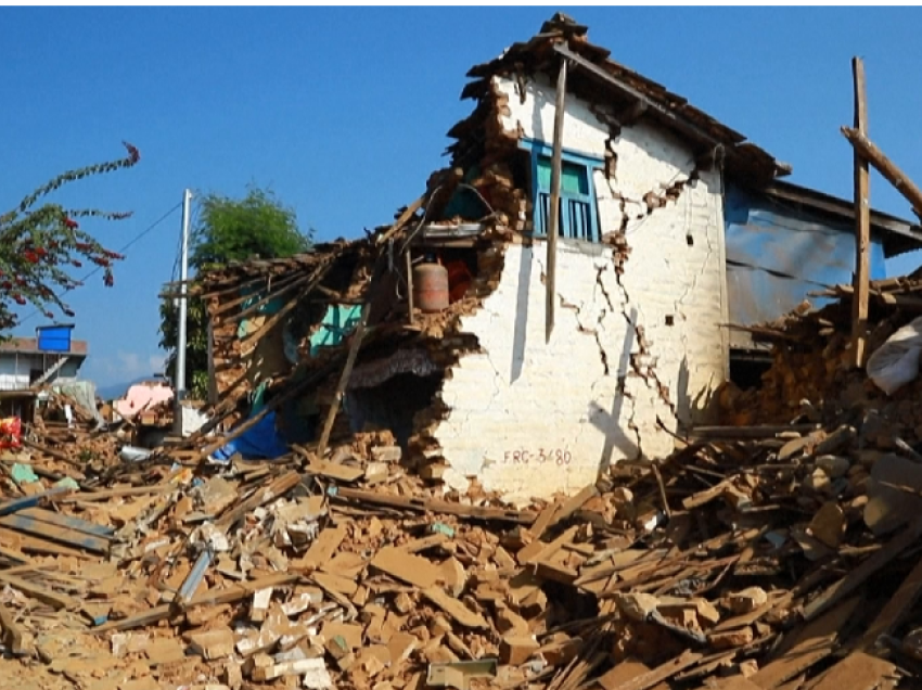 Të goditurit nga tërmeti në Nepal tentojnë të shpëtojnë sende nga shtëpitë e tyre 