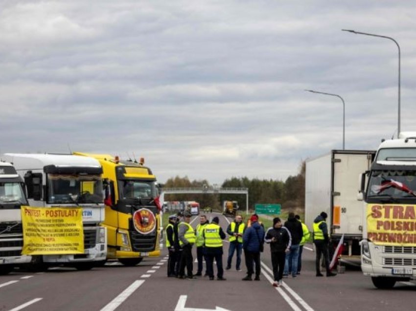 Shoferët polakë të kamionëve bllokojnë rrugët për në pikat kufitare të Ukrainës në shenjë proteste
