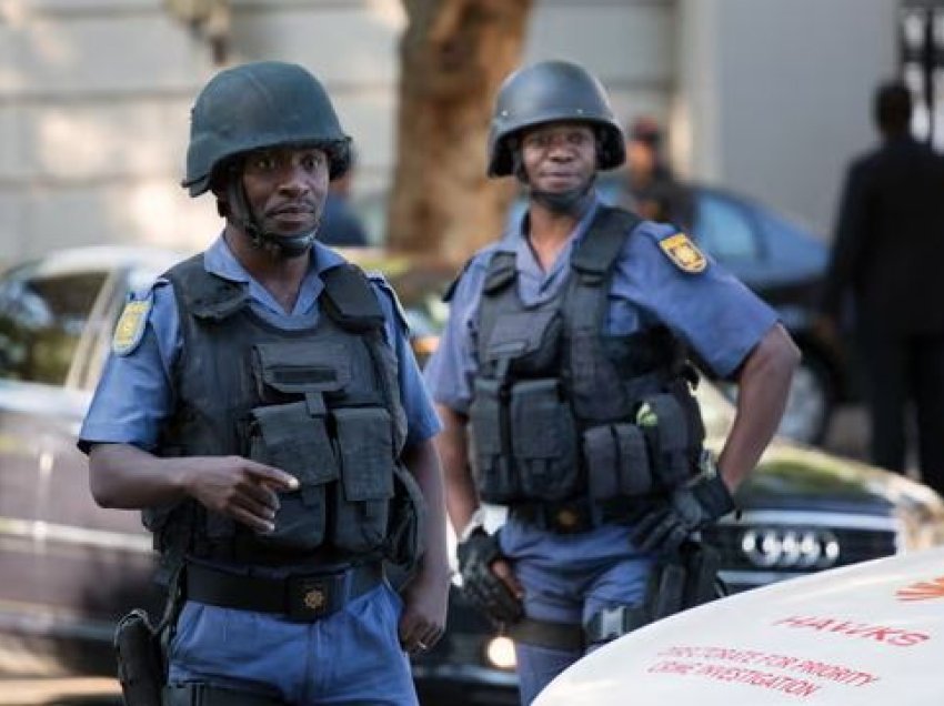 Grabitet ministrja në Afrikën e Jugut, iu vidhen armët truprojave të saj