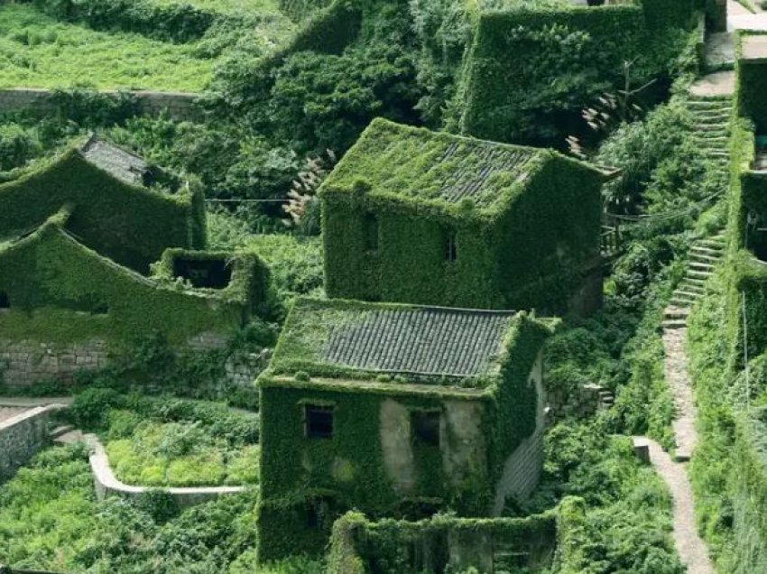 Kinë: Fshati që magjeps turistët në ishullin de braktisur