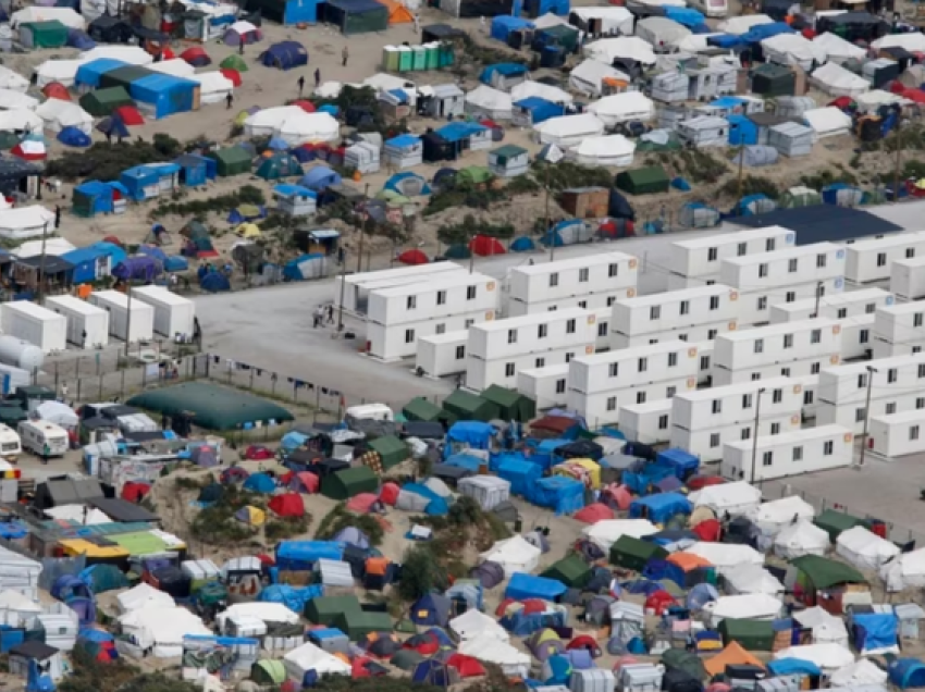 Kampe apo burgje? Zyrtari italian jep detajet për marrëveshjen: Emigrantët mund të qëndrojnë deri në 18 muaj paraburgim në Shqipëri