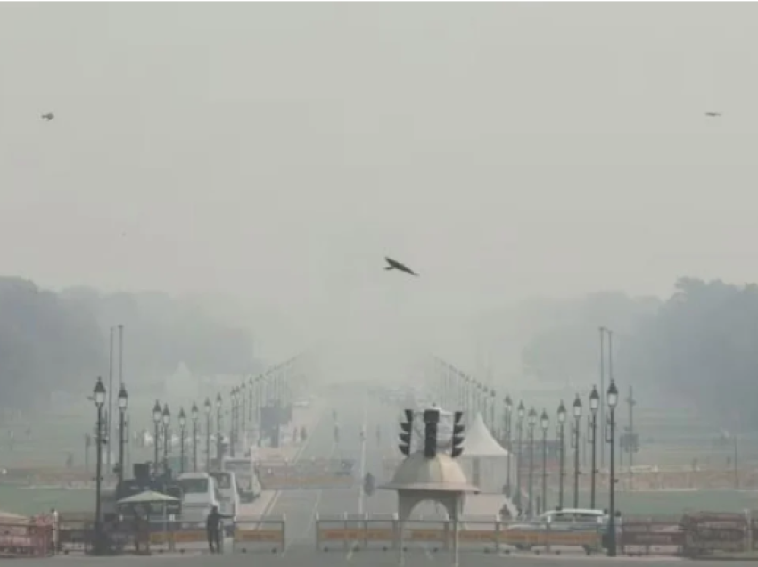 Shi artificial në Indi, shkencëtarët krijojnë re me jodin argjendi për të pastruar ajrin toksik në Delhi