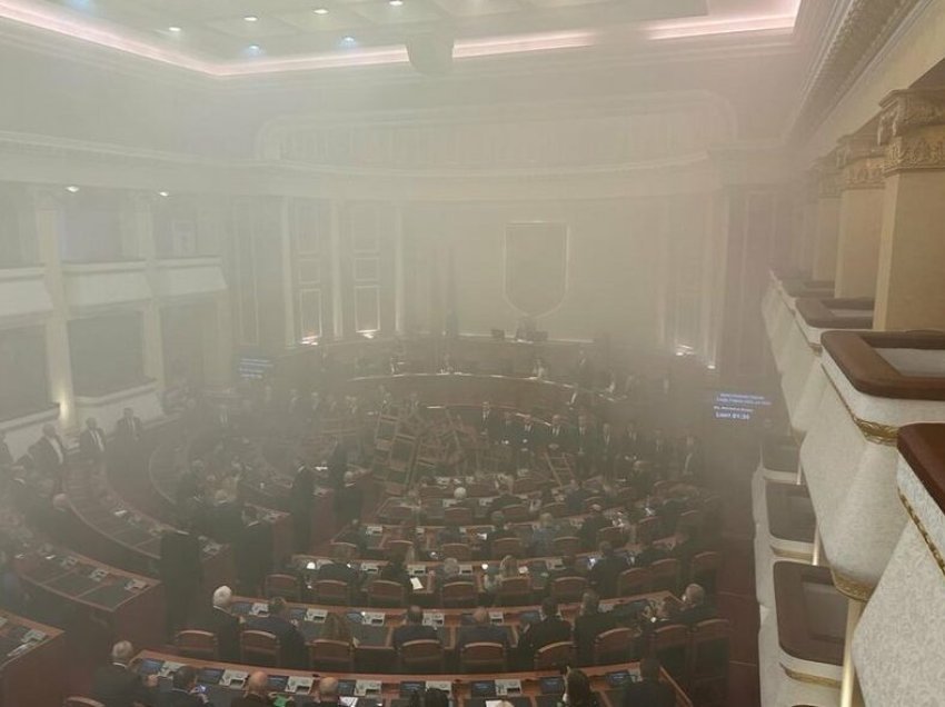 Zgjati veç 20 minuta, mbyllet seanca e sotme plot kaos në Parlamentin e Shqipërisë