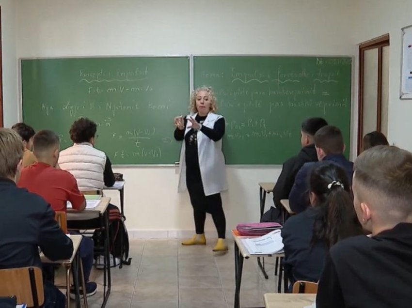 Paga e mësuesve në Shqipëri arrin në 900 euro, ekspertët e vlerësojnë hap të qëlluar