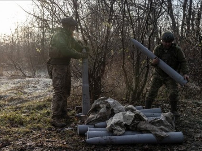 ​Ukrainasit mblidhen për të kërkuar kufirin e shërbimit ushtarak