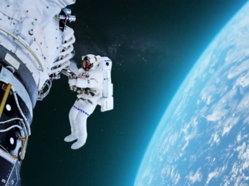 Astronautët e NASA-s humbën një kuti të veglave gjatë shëtitjes në hapësirë