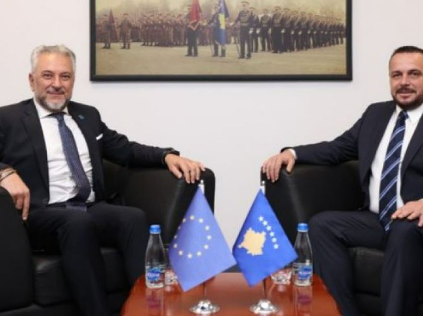 Ministri Maqedonci e shefi i EULEX-it biseduan për sigurinë