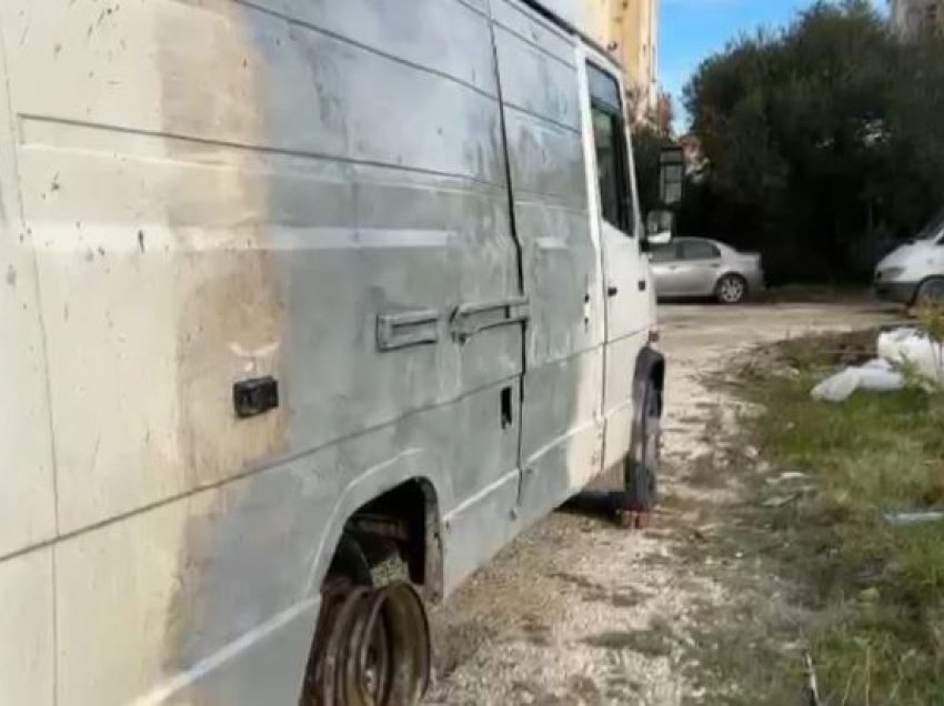 Digjet gjatë natës furgoni në Vlorë, dëmtohen dy të tjerë