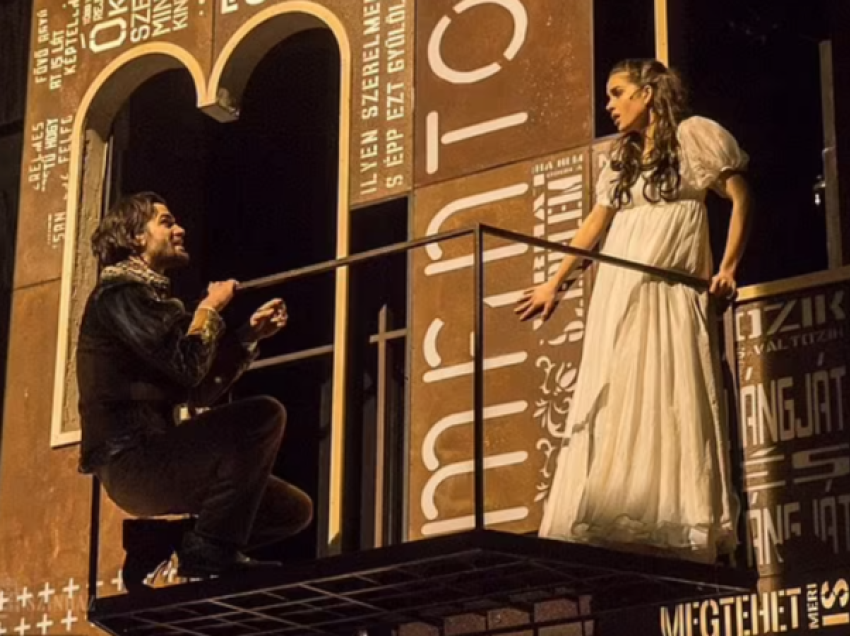 Në skenë ndodh e papritura/ Shfaqja Romeo dhe Zhulietja përfundon si mos më keq me dy aktorë të plagosur rëndë