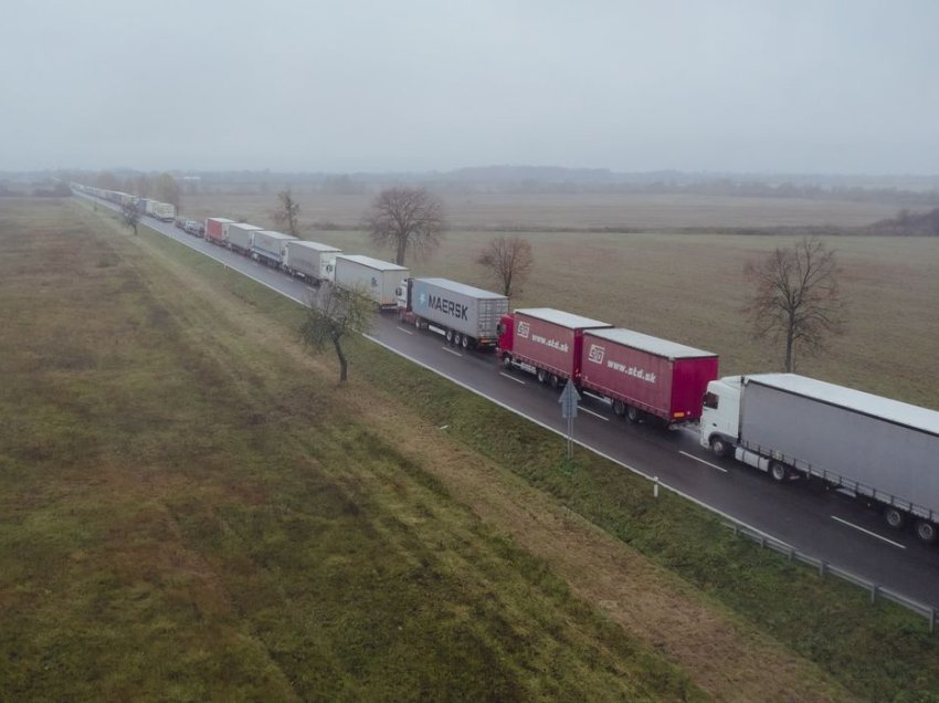 Sllovakia kontrollon kamionët ukrainas mes radhëve të gjata në kufi
