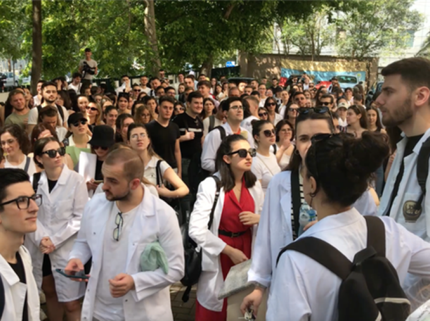 Gazetari reagon pas pezullimit të ligjit për studentët e Mjekësisë: Dija sot vlerësohet me para