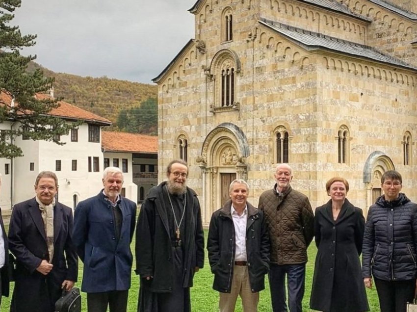 Rohde bashkë me ambasadorët gjermanë të rajonit vizitojnë Manastirin e Deçanit