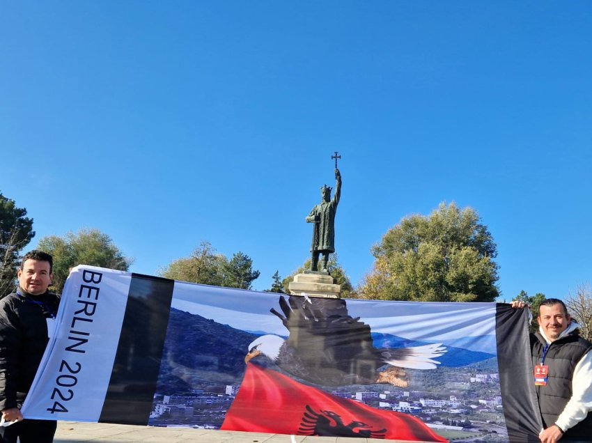 Në kryeqytetin e Moldavisë, gazetarët shpalosin flamurin me shqiponjë