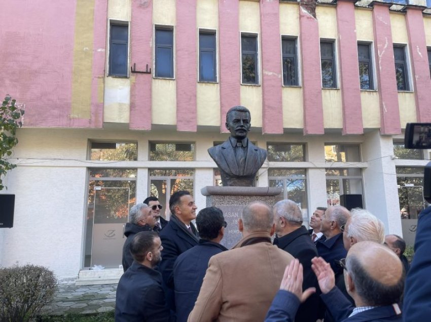 Përurohet në Peshkopi busti i Hasan Prishtinës, cilësohet frymëzimi për idealistët e kombit deri te Adem Demaçi e Adem Jashari