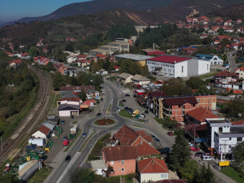 Serbi sulmon serbin për një rrugë në Leposaviq
