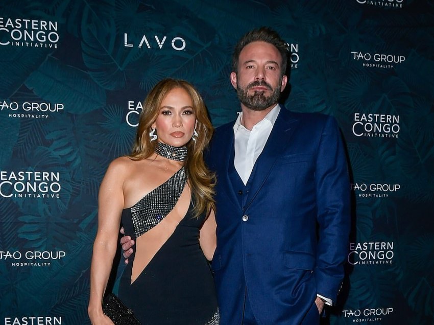 Jennifer Lopez duket magjepsëse me një fustan të prerë, teksa mbështet bashkëshortin Ben Affleck në eventin e bamirësisë