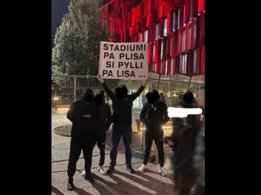 “Plisat” me mesazh jashtë stadiumit pasi nuk u lejuan të futen brenda