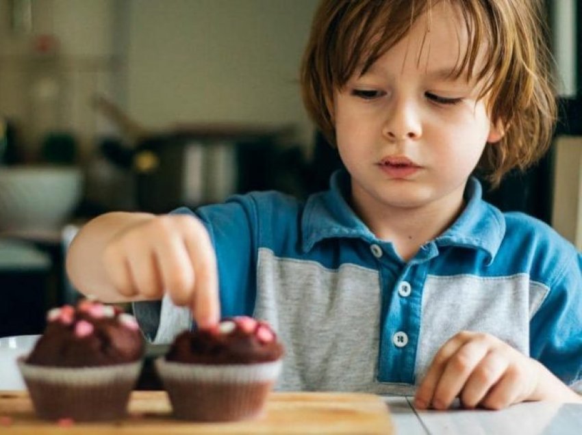 A i bëjnë fëmijët hiperaktivë ëmbëlsirat?