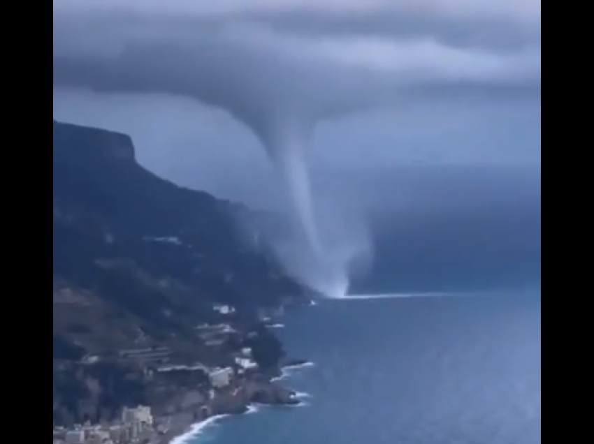 Skena të frikshme nga Italia, tornadot shfaqen në det