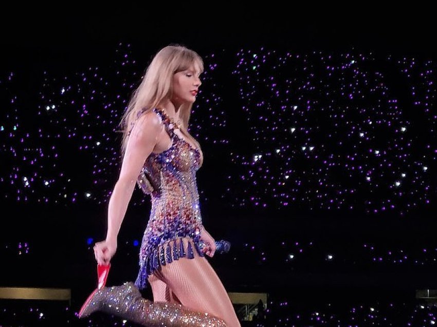 Taylor Swift theu takën e çizmes gjatë performancës, fansi që e kapi e hedh në shitje