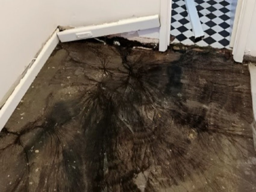 “Çfarë është kjo?”: Gruaja u trondit kur pa se çfarë kishte nën dyshemetë e saj