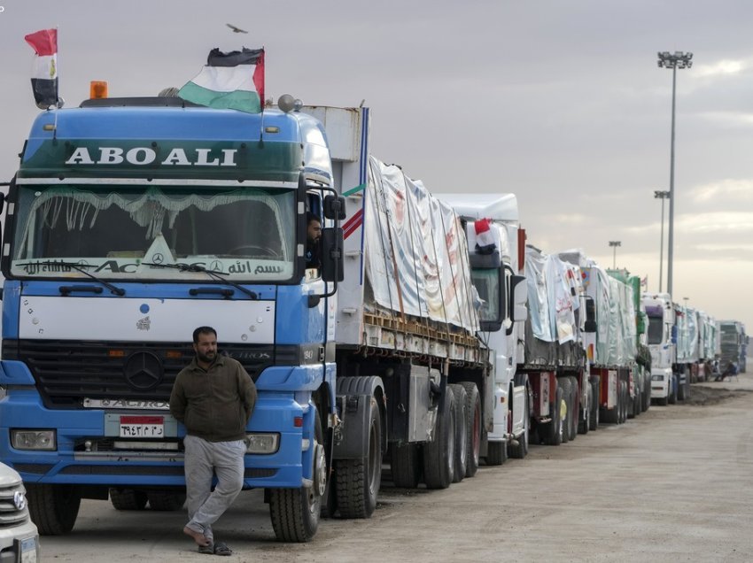 Kamionët me ndihma kanë filluar të kalojnë në Gaza