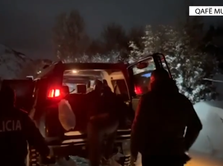 Të bllokuar për më shumë se 7 orë prej reshjeve të dëborës, nis lëvizja e automjeteve në Qafë Murriz, evakuohen nga policia 50 qytetarë
