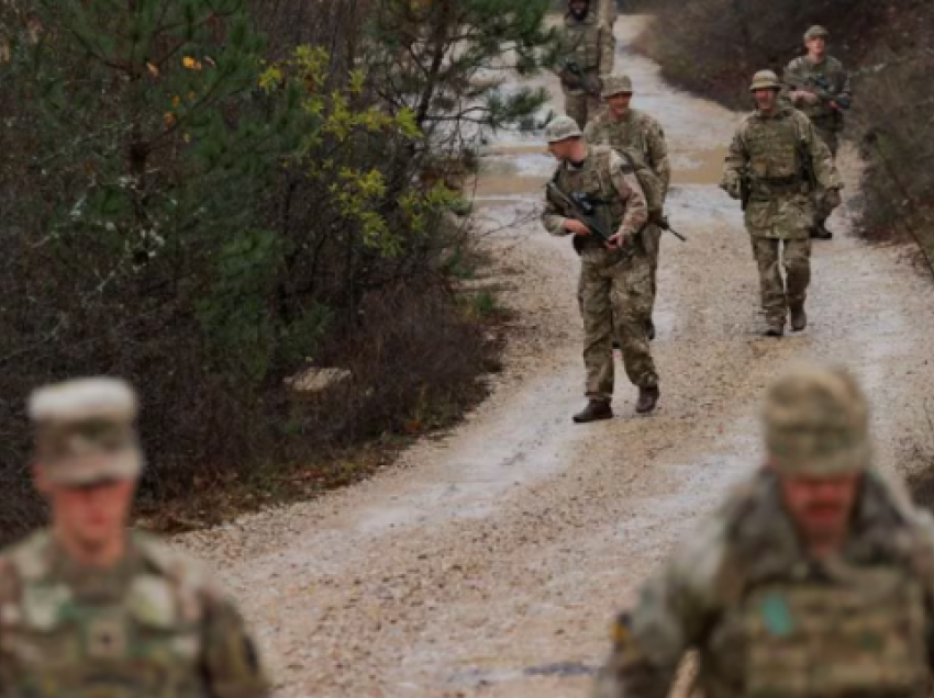 Reuters: Britanikët po e ruajnë kufirin e Kosovës me ndërrime 18 orëshe, kjo është arsyeja 