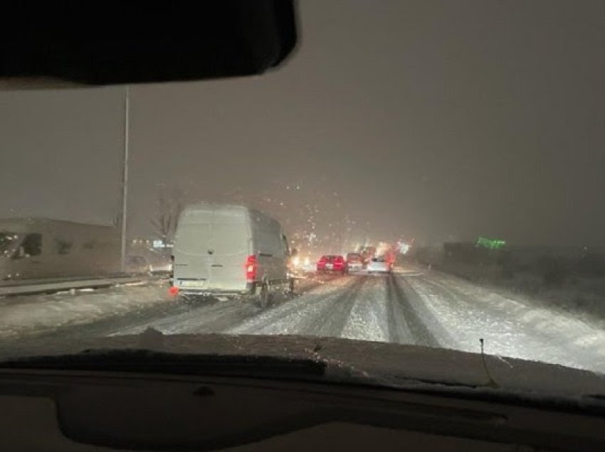 ​Rrugët me plot borë, reagon Daut Haradinaj: Qeveritarë, dilni shihni gjendjen e rrugëve