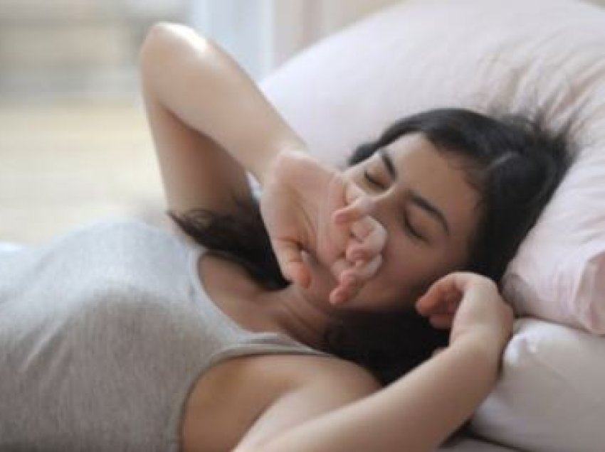 Tri rreziqe shëndetësore të fjetjes me ngrohjen lëshuar