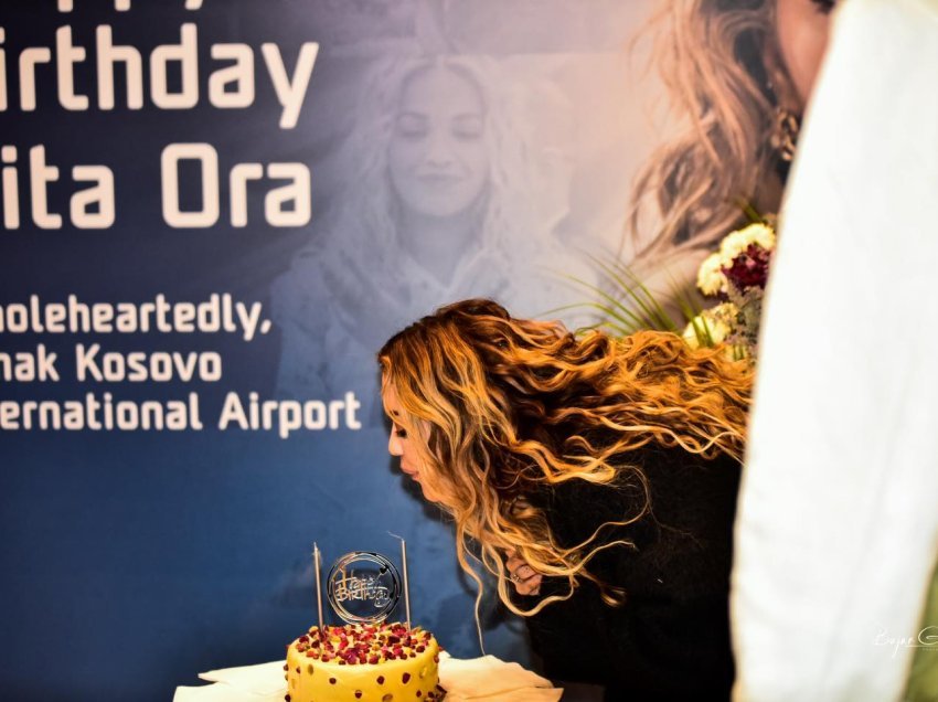 Rita Ora pritet me tortë nga Aeroporti i Prishtinës