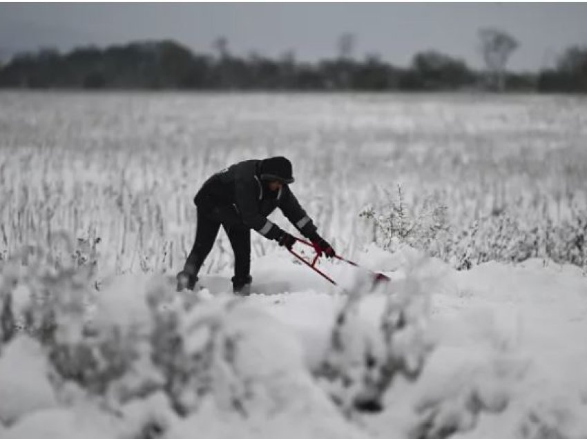 Reshjet e dendura të borës në Evropën Lindore kanë lënë të vdekur një person dhe shumë lokacione pa energji elektrike