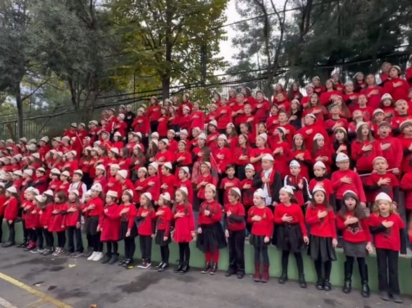 Kënga “Mora fjalë” këndohet me plot emocion nga nxënësit e shkollës “Rreze Drite” në Tiranë