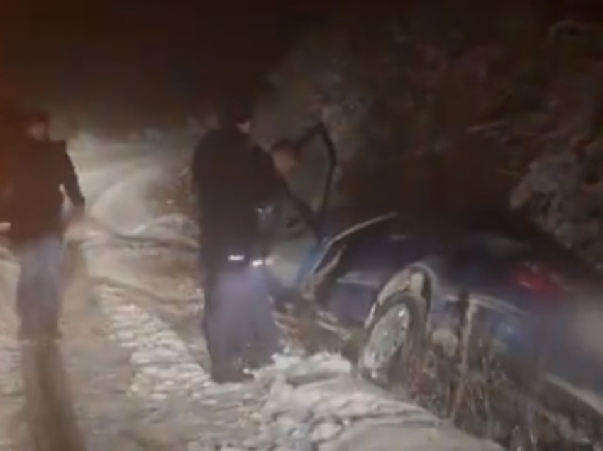 Kishin rënë me veturë në një kanal anash rruge – pjesëtaret e EULEX-it shpëtojnë një familje në Mitrovicë