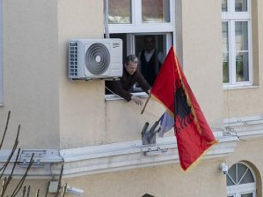 Kryetari i Preshevës njofton se në objektin e komunës vendoset flamuri kombëtar shqiptar