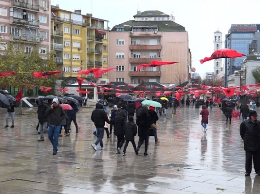 ​Qytetarët urojnë për 28 Nëntor: Të gjitha trojet shqiptare të jenë të bashkuara