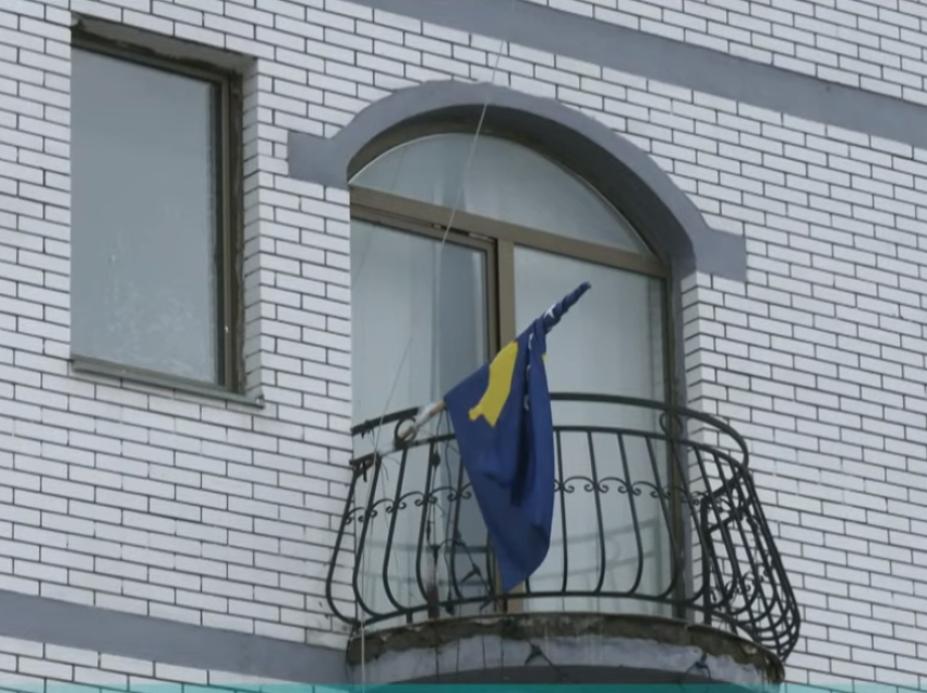 Flamuri i Kosovës vazhdon valvitjen në veri