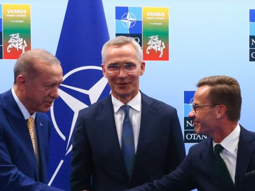Aleatët e NATO-s i bëjnë trysni Turqisë ta aprovojë anëtarësimin e Suedisë