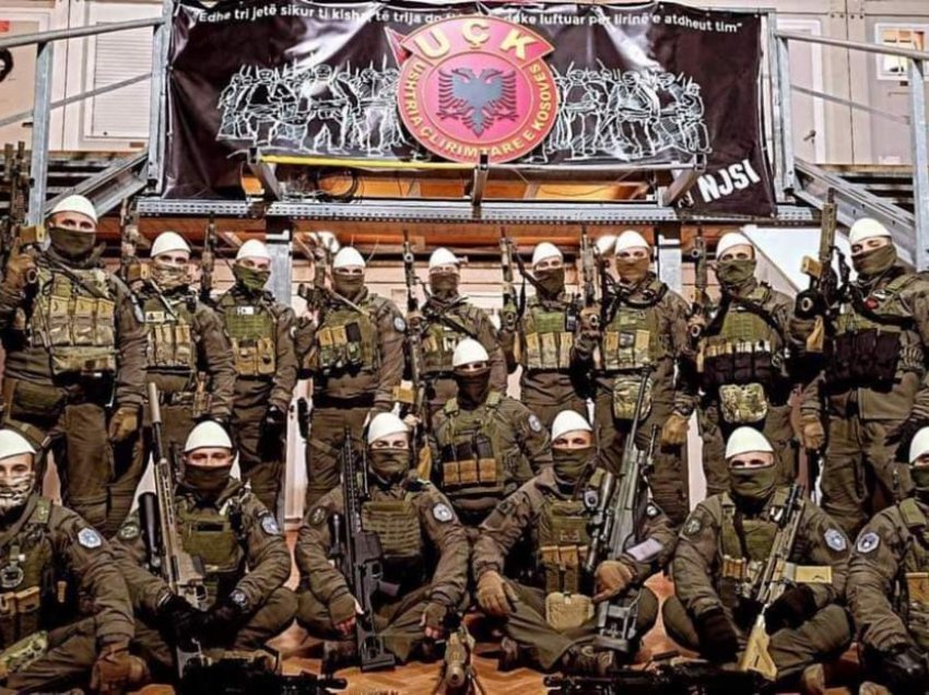 Pjesëtarët e NjSI të armatosur deri në dhëmbë e me plisa publikojnë fotografi për 28 Nëntor