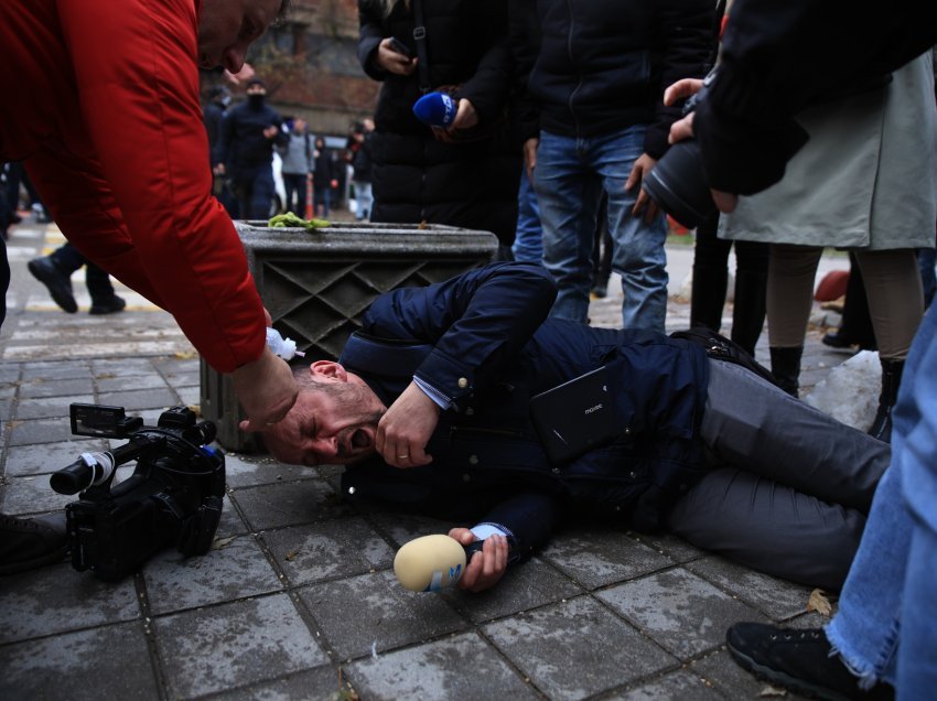 Pamje/ Gazetari Pleurat Saliu lëndohet rëndë gjatë protestës së PSD-së