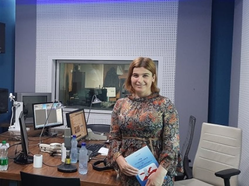 Gazetarja e Radio Kosovës del në punë dhe e gjen të zbrazët zyrën, denoncon publikisht drejtorin