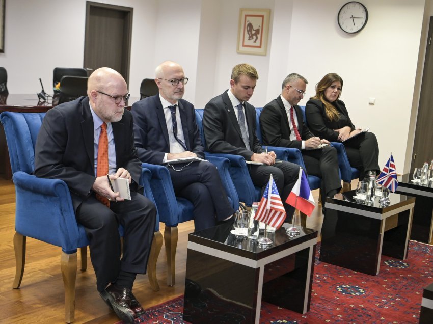 Kurti takohet me ambasadorët e shteteve të QUINT-it dhe shefin e misionit të BE-së, zbardhen detaje nga takimi