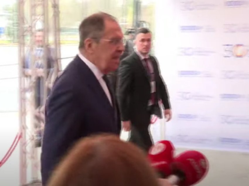 Lavrov tejkaloi mediat, nuk iu përgjigj pyetjeve të gazetarëve