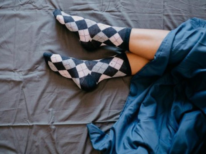 Ja 3 arsye pse është mirë të flini me çorape